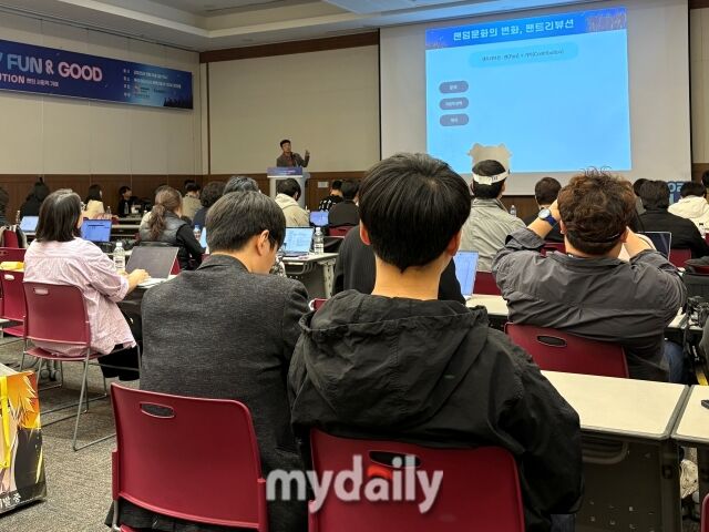 정덕현 문화평론가 14일 부산 벡스코 컨벤션홀에서 열린 ‘2025 플레이 펀&굿 포럼’에서 발표하고 있다. /박성규 기자