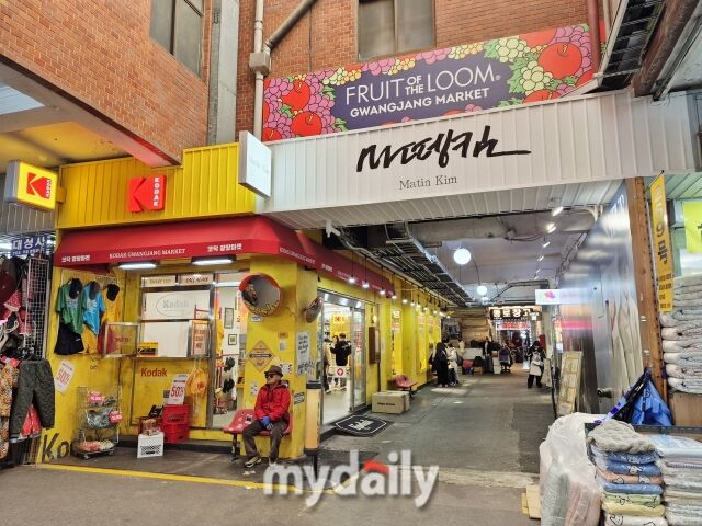 서울 광장시장 골목에 코닥어패럴, 마뗑킴, 세터 등 K패션 브랜드 매장이 자리하고 있다. /방금숙 기자