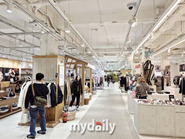 광장시장에 마뗑킴, 세터, 마리떼 프랑소와 저버 등이 현대적 인테리어로 입점한 모습. /방금숙 기자