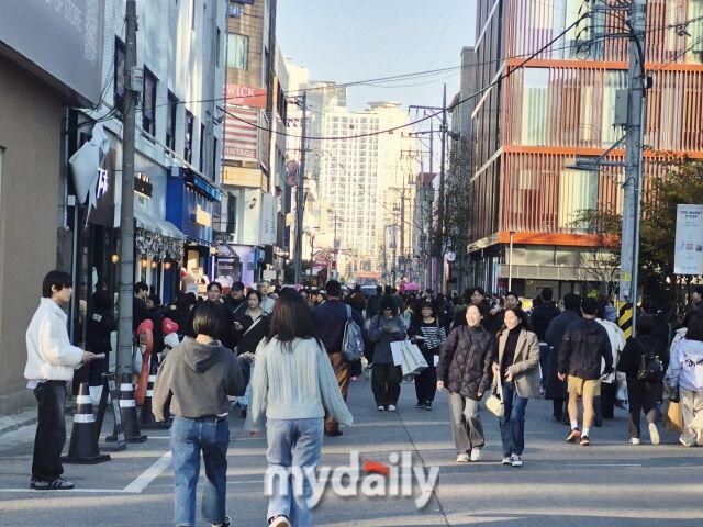 14일 서울 성동구 성수동 연무장길이 MZ세대와 관광객들로 붐비고 있다. /방금숙 기자