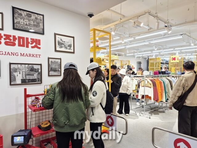 코닥어패럴 플래그십 스토어에서 방문객들이 쇼핑을 하고 있다. /방금숙 기자