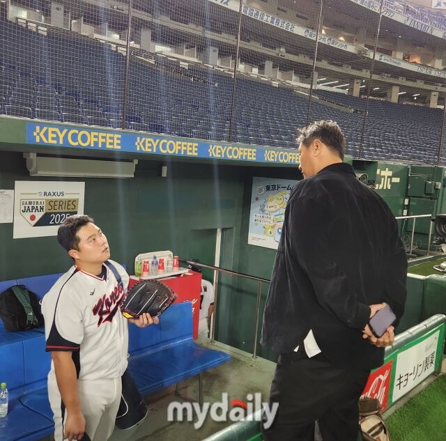 한동희와 이대호./도쿄(일본)=김경현 기자