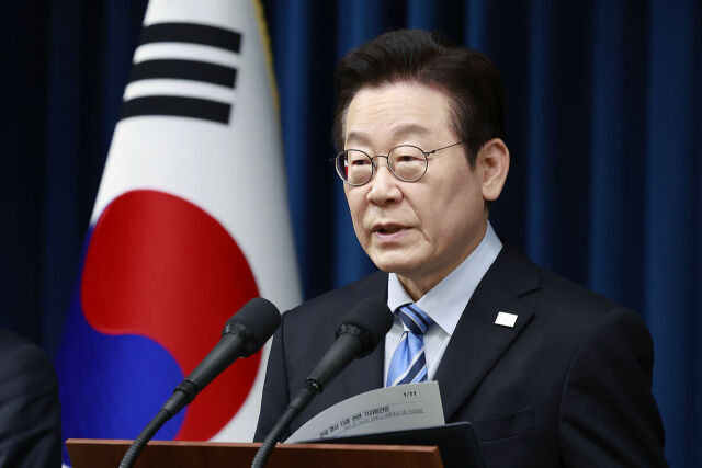 이재명 대통령이 14일 서울 용산 대통령실에서 한·미 간 관세·안보 합의를 문서화하는 '조인트 팩트시트(JFS·합동설명자료)' 관련 발표를 하고 있다. /뉴시