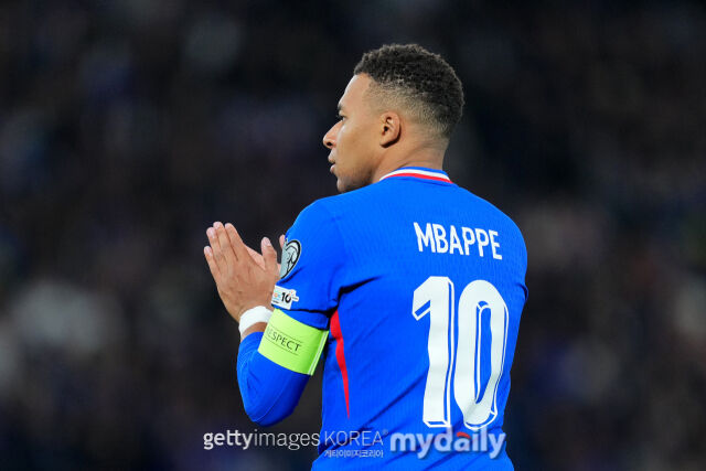 음바페가 14일 우크라이나와 경기에서 선제골을 터뜨린 후 기뻐하고 있다. /게티이미지코리아