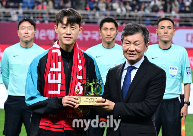 2025년 11월 14일 오후 대전월드컵경기장에서 대한민국과 볼리비아의 친선경기가 열렸다. 경기 전 이재성이 센츄리 클럽 가입 기념패를 받고 있다./대전월드컵경기장=유진형 기자 