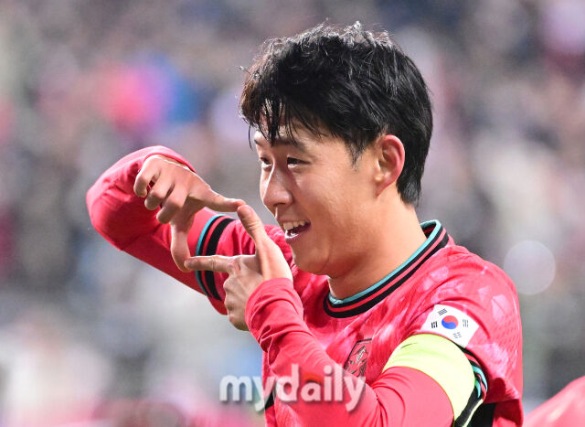 2025년 11월 14일 오후 대전월드컵경기장에서 대한민국과 볼리비아의 친선경기가 열렸다.<br><br>손흥민이 후반전 골을 넣고 세리머니를 하고 있다./대전월드컵경기장=유진형 기자 