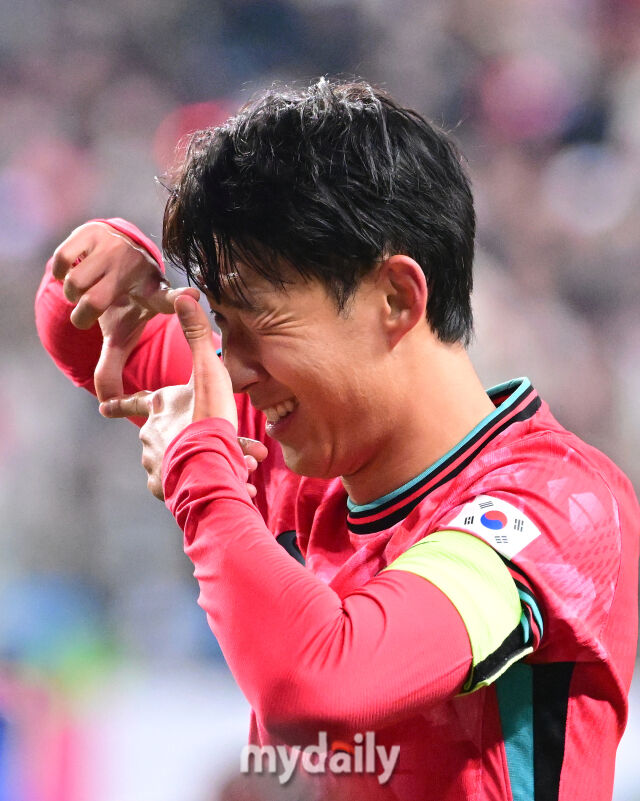 2025년 11월 14일 오후 대전월드컵경기장에서 대한민국과 볼리비아의 친선경기가 열렸다.<br><br>손흥민이 후반전 골을 넣고 세리머니를 하고 있다./대전월드컵경기장=유진형 기자