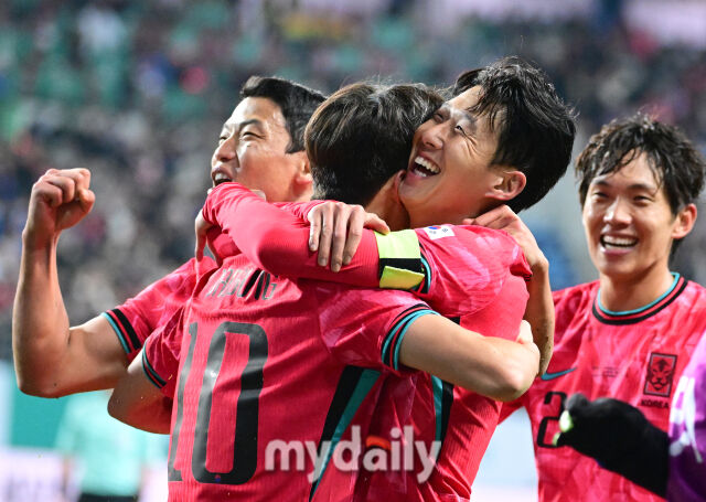 2025년 11월 14일 오후 대전월드컵경기장에서 대한민국과 볼리비아의 친선경기가 열렸다.<br><br>손흥민이 후반전 골을 넣고 이재성과 함께 기뻐하고 있다./대전월드컵경기장=유진형 기자