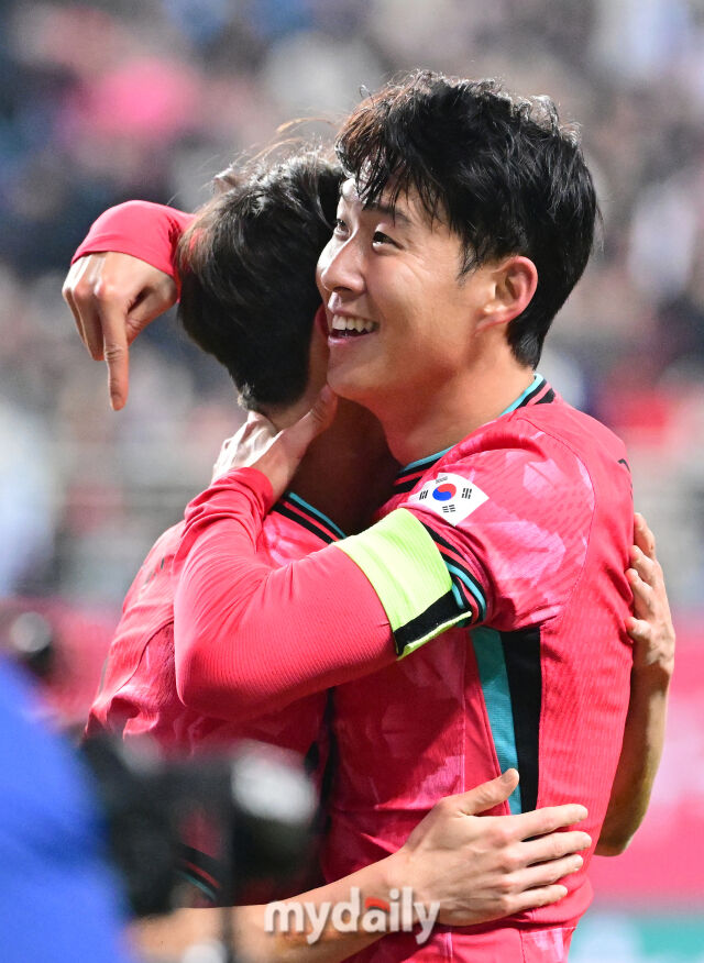2025년 11월 14일 오후 대전월드컵경기장에서 대한민국과 볼리비아의 친선경기가 열렸다.<br><br>손흥민이 후반전 골을 넣고 이재성과 함께 기뻐하고 있다./대전월드컵경기장=유진형 기자