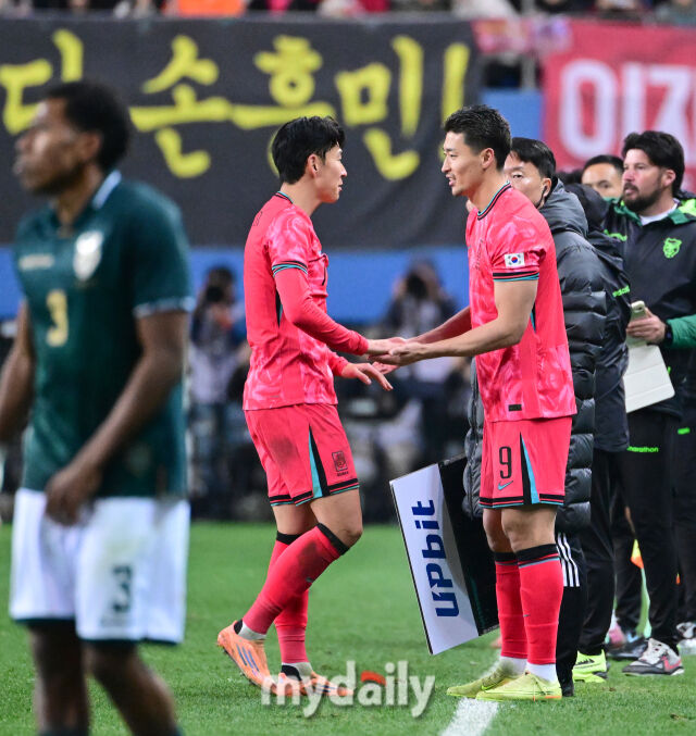 2025년 11월 14일 오후 대전월드컵경기장에서 대한민국과 볼리비아의 친선경기가 열렸다.<br><br>조규성이 후반전 교체 투입되고 있다./대전월드컵경기장=유진형 기자 