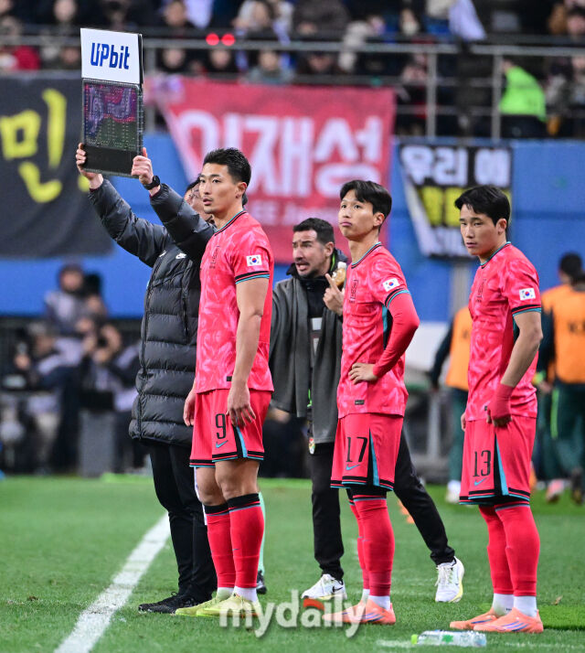 2025년 11월 14일 오후 대전월드컵경기장에서 대한민국과 볼리비아의 친선경기가 열렸다.<br><br>조규성이 후반전 교체 투입되고 있다./대전월드컵경기장=유진형 기자