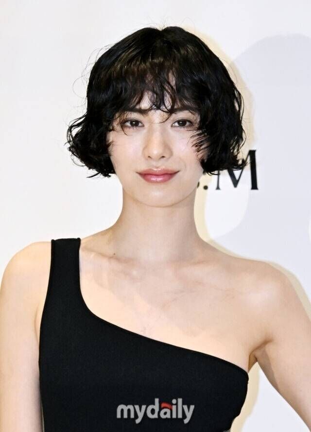 娜娜和她的女儿在家中遭遇持刀抢劫，不幸受伤。网友们纷纷表示慰问，并说：“希望大家都平安无事。”