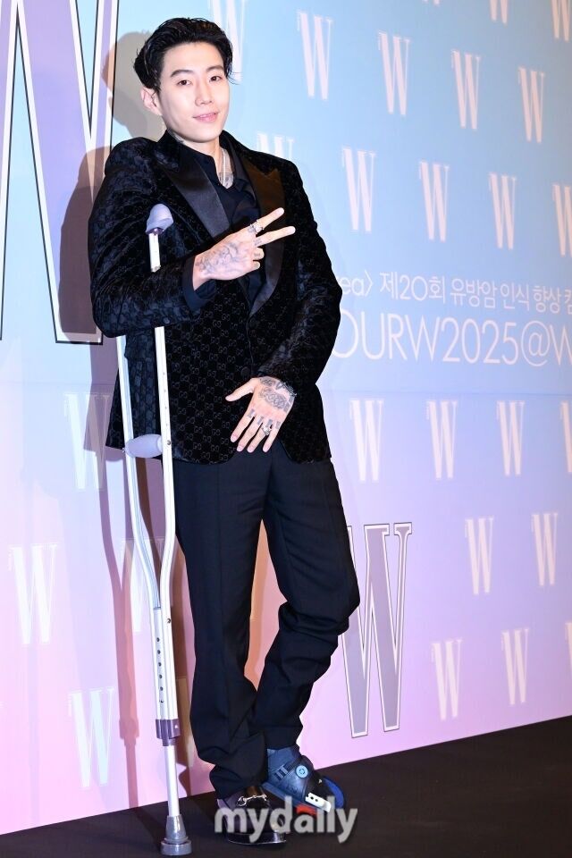 Jay Park每次活动都拄拐杖……“腿部骨折，韧带撕裂80%”
