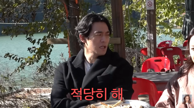 郑锡元对白智英说：“适度点”，然后离开了片场。[热门评论]