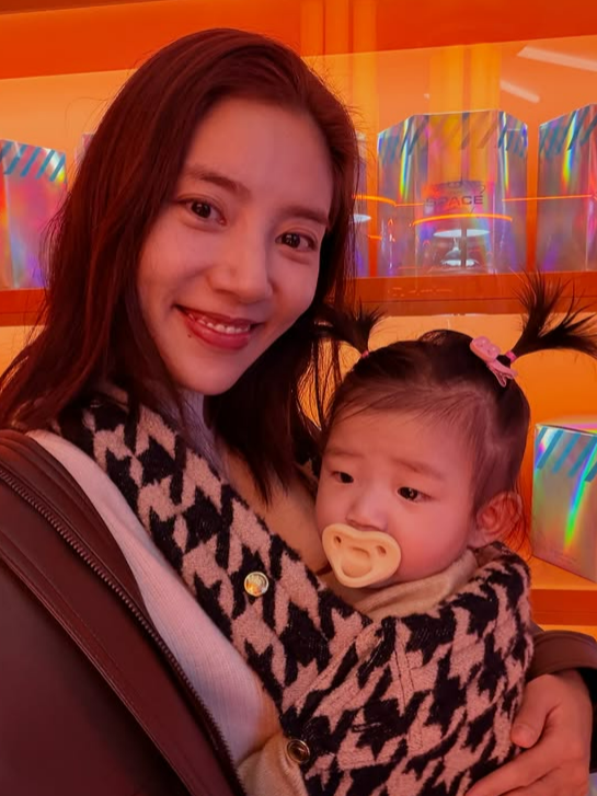 孙丹菲和李圭赫的女儿越来越像她们的父亲……《圣水洞郊游》