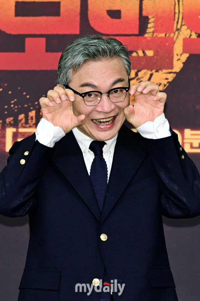 2025년 11월 18일 오후 서울 양천구 목동 SBS 방송센터에서 진행된 SBS 금토드라마 ‘모범택시3’ 제작발표회에서 김의성이 포즈를 취하고 있다.