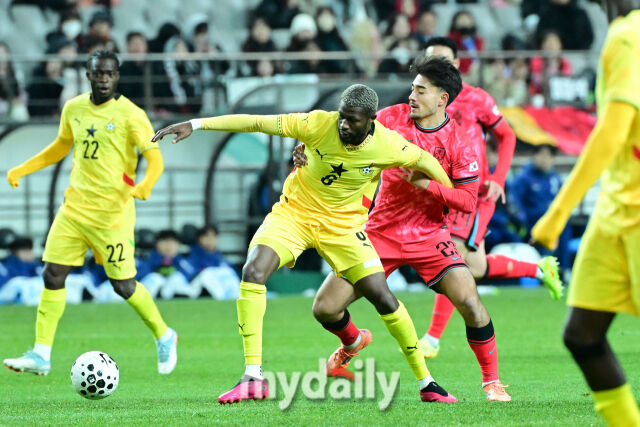 축구대표팀 옌스 카스트로프가 18일 오후 서울월드컵경기장에서 진행된 가나와의 평가전에서 돌파를 시도하고 있다.