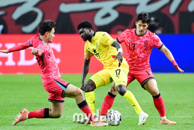 축구대표팀 옌스 카스트로프가 18일 오후 서울월드컵경기장에서 진행된 가나와의 평가전에서 수비를 하고 있다.