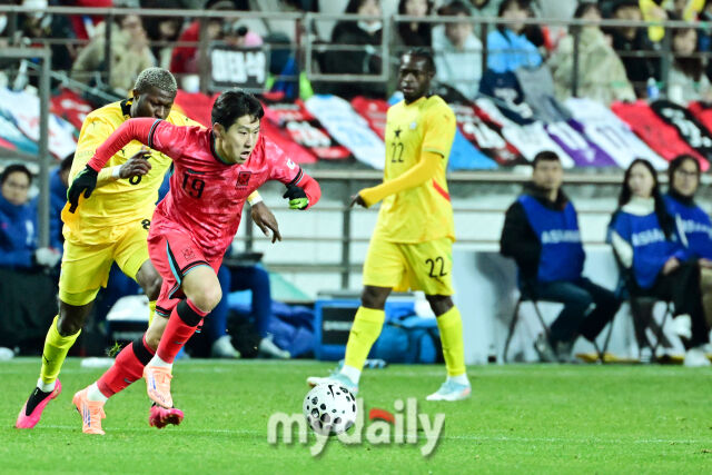 축구대표팀 이강인이 18일 오후 서울월드컵경기장에서 진행된 가나와의 평가전에서 돌파를 하고 있다.
