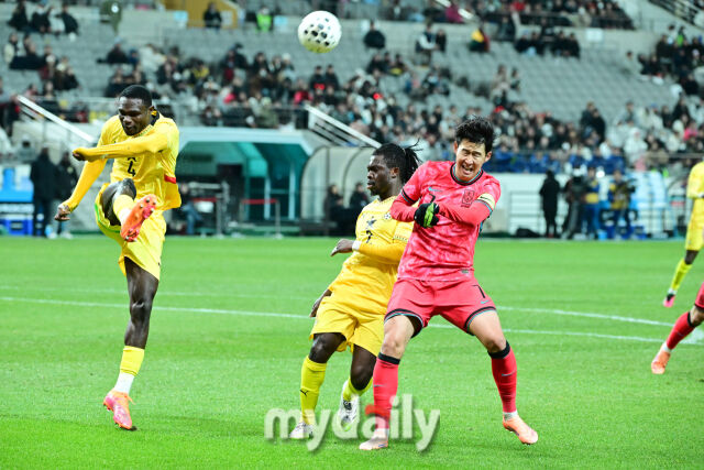 축구대표팀 손훙민이 18일 오후 서울월드컵경기장에서 진행된 가나와의 평가전에서 아쉬워 하고 잇다.