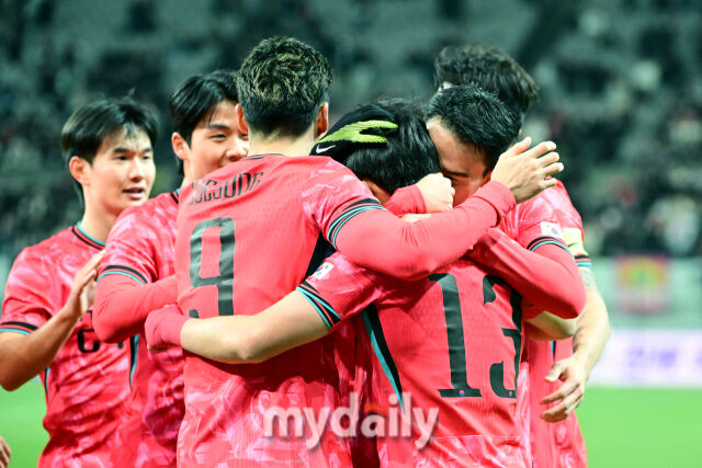 축구대표팀 이태석이 18일 오후 서울월드컵경기장에서 진행된 가나와의 평가전 후반 선제골을 넣은 뒤 기뻐하고 있다.