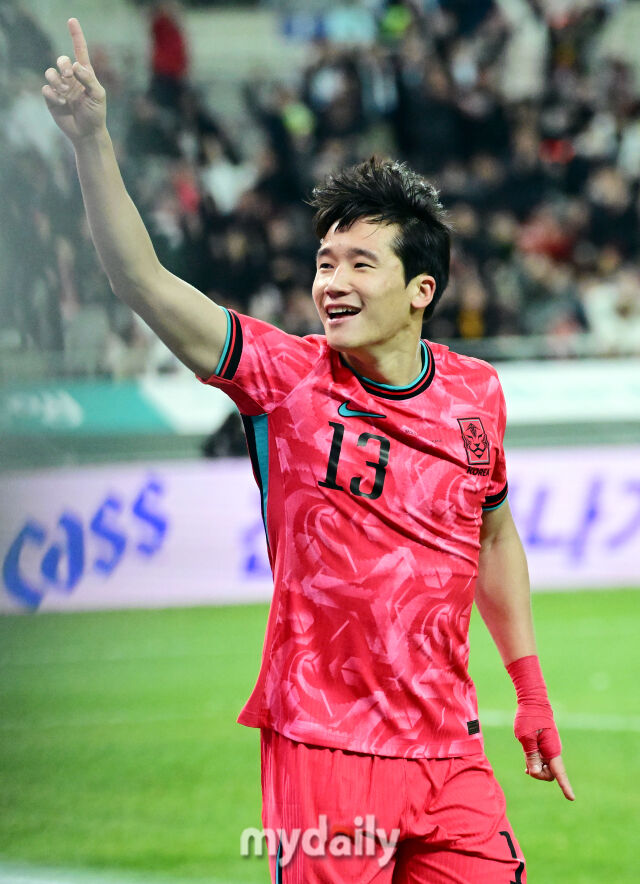 축구대표팀 이태석이 18일 오후 서울월드컵경기장에서 진행된 가나와의 평가전 후반 선제골을 넣은 뒤 기뻐하고 있다.