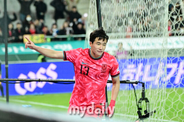 축구대표팀 이태석이 18일 오후 서울월드컵경기장에서 진행된 가나와의 평가전 후반 선제골을 넣은 뒤 기뻐하고 있다.