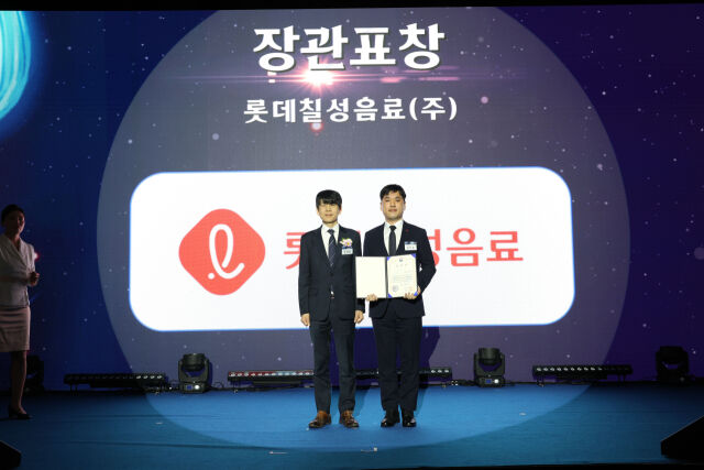 안세창 기후에너지정책실장(왼쪽)과 김지훈 롯데칠성음료 차량지원담당 매니저가 2025 한국에너지대상에서 기후에너지환경부장관상 수상 후 기념촬영을 하고 있다./롯데칠성음료