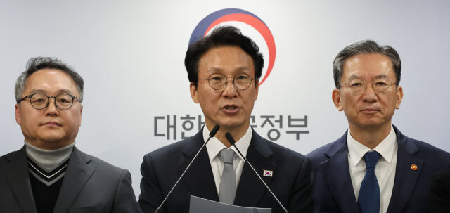 김민석 국무총리(사진 가운데) /뉴시스