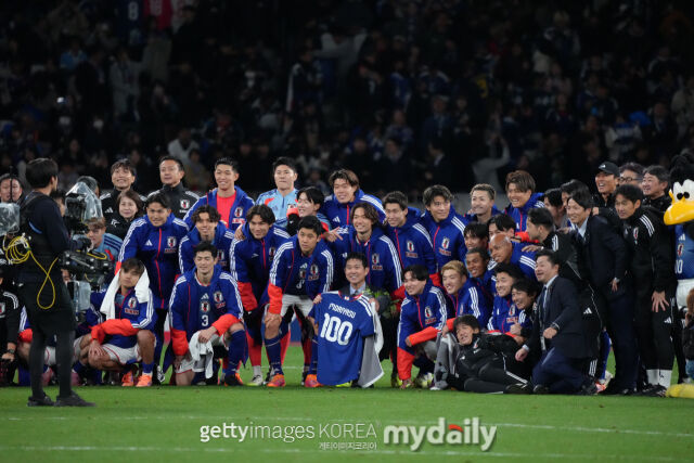일본 선수들이 18일 볼리비아를 꺾은 후 모리야스 감독 100번째 경기를 축하하고 있다. /게티이미지코리아