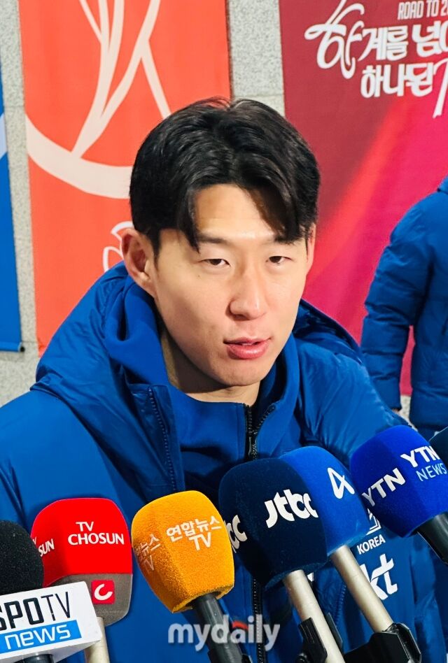 18일 서울월드컵경기장에서 펼쳐진 한국과 가나의 경기 후 인터뷰를 진행한 손흥민/최병진 기자