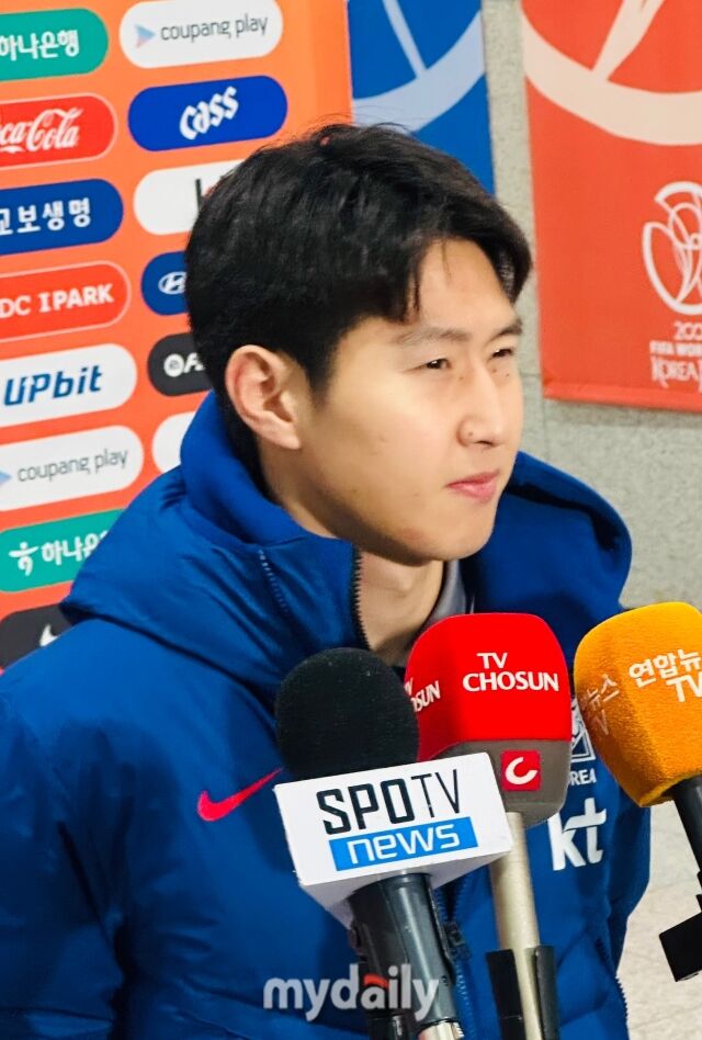 18일 서울월드컵경기장에서 펼쳐진 한국과 가나의 경기 후 인터뷰를 진행한 이강인/최병진 기자