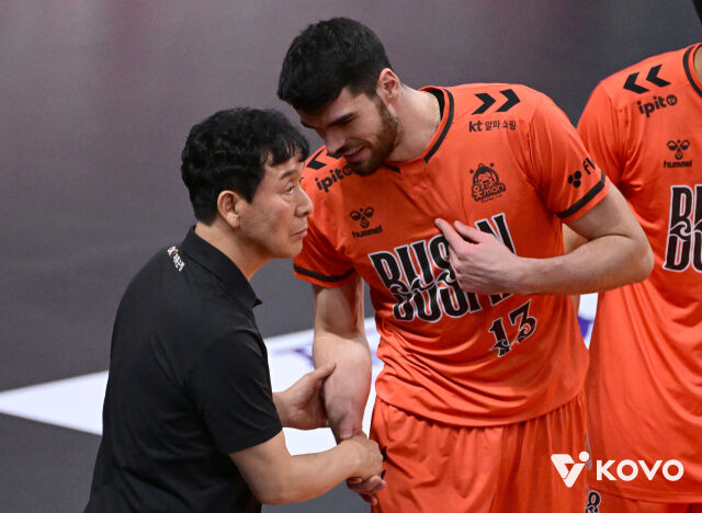 OK저축은행 신영철 감독과 디미트로프./KOVO