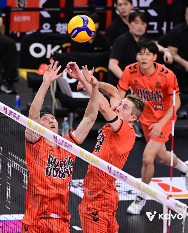 OK저축은행 이민규와 오데이./KOVO