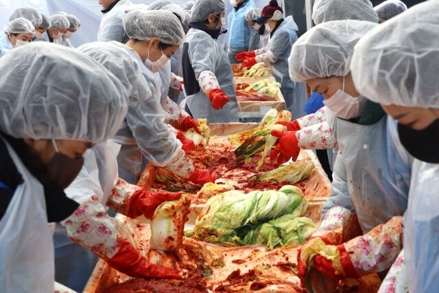 자생한방병원 임직원과 자생봉사단이 김장을 하고 있다. /자생한방병원