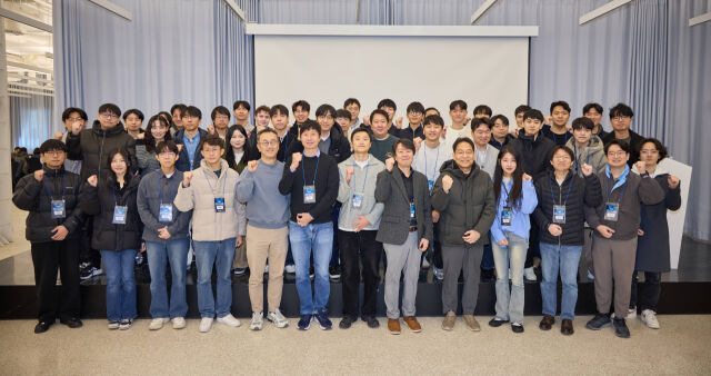 SK텔레콤 정예팀 관계자 단체사진. /크래프톤