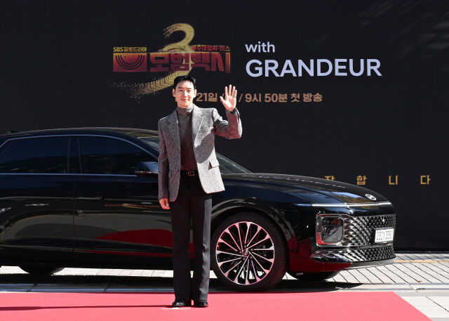 지난 18일 SBS 목동 사옥에서 열린 모범택시3 제작발표회에 그랜저를 타고 등장한 배우 이제훈. /현대차