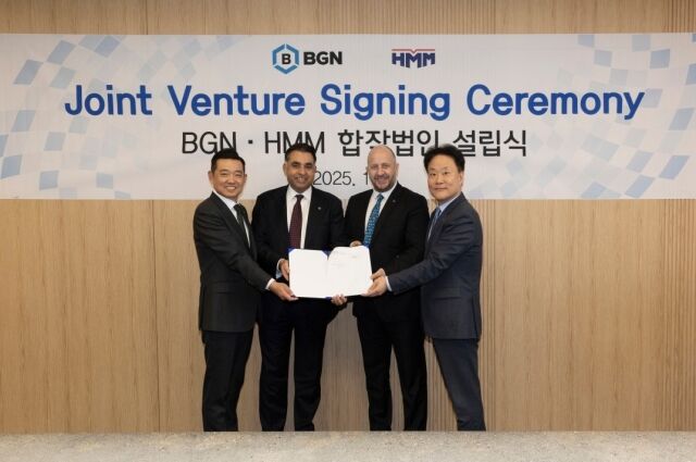 HMM 여의도 사옥에서 개최된 합작법인 설립식에서 정준 HMM 벌크사업본부장(우측 첫 번째)과 오잔 투르굿 BGN 대표(우측 두 번째)가 기념촬영을 하고 있다. /HMM
