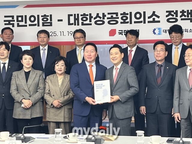 19일 오전 서울 중구 대한상의 챔버라운지에서 열린 ‘국민의힘과 경제현안에 대한 정책 간담회’에서 최태원 대한상공회의소 겸 SK그룹 회장(앞줄 왼쪽에서부터 네 번째)이 장동혁 국민의힘 당 대표(앞줄 왼쪽에서부터 다섯 번째)에게 ‘제22대 국회 입법현안에 대한 상의리포트’ 제언집을 전달하고 있다. /심지원 기자