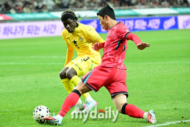 황희찬이 수비를 제치며 돌파를 하고 있다.