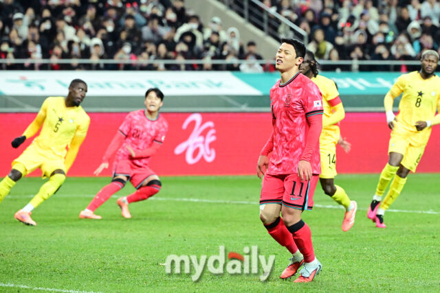 골키퍼에 막혀 PK를 실축한 황희찬이 아쉬워 하고 있다.