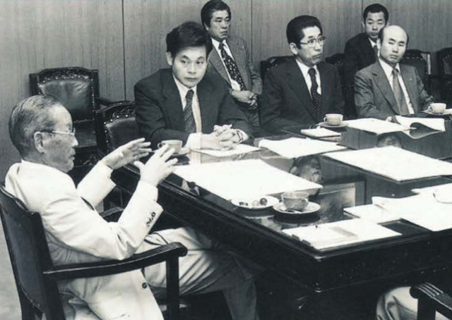 1978년 8월 25일 열린 해외사업 추진위원회에서 고(故) 이병철 삼성그룹 창업회장(오른쪽)이 당시 36세의 3남 건희를 앉히고 회의를 주재하고 있다. /호암자전