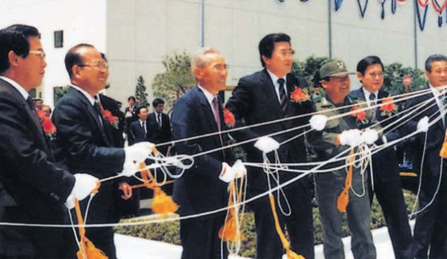 1985년 5월 21일 삼성반도체통신 기홍 반도체 2라인 준공식에서 고(故) 이병철 삼성그룹 창업회장(오른 쪽 5번째)과 이건희 선대회장(오른쪽 2번째) 등이 제막 줄을 당기고 있다. /호암자전