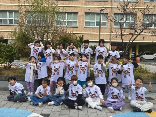 응원 티셔츠를 전달받은 부산 강서구 송정초 1학년 학생들./OK저축은행
