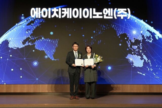 18일 롯데호텔월드에서 열린 세계일류상품 인증서 수여식에서 산업통상부 최연우 중견기업정책관(왼쪽)과 HK이노엔 R&D전략실 박현정 상무(오른쪽)가 기념사진을 찍고 있다. /HK이노엔