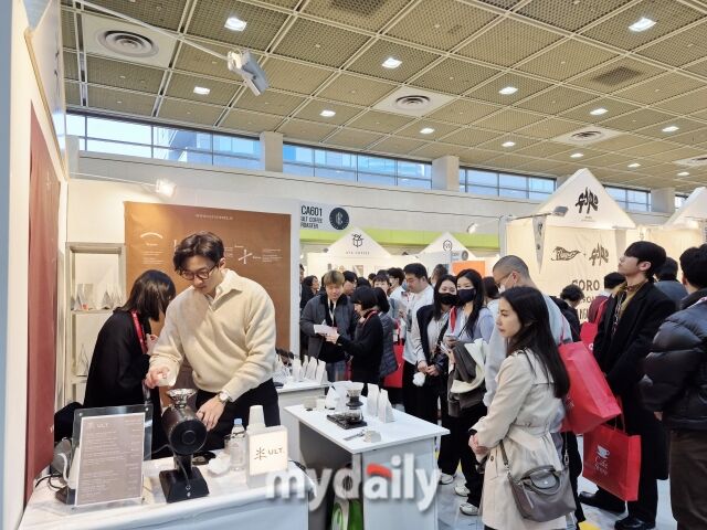 2023 월드 바리스타 챔피언 엄보람 씨가 일본 오사카 카페 ULT 부스에서 직접 커피를 내리고 있다. /방금숙 기자