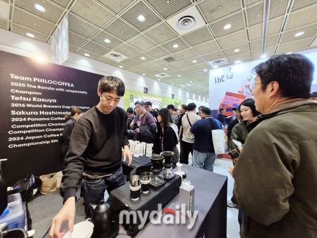 커피 앨리 필로코페아 부스에서 2016 월드 브루어스컵 챔피언 테츠 카스야가 커피를 내리고 있다. /방금숙 기자