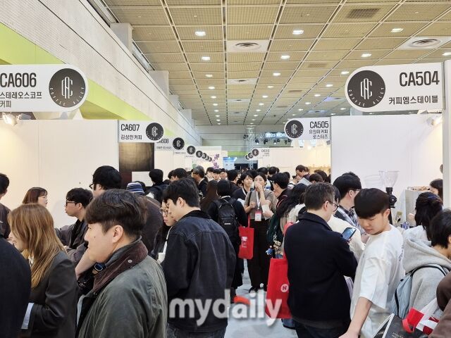 코엑스 3층 C홀, ‘커피 앨리’ 구역이 관람객들이 가득 차 있다. /방금숙 기자
