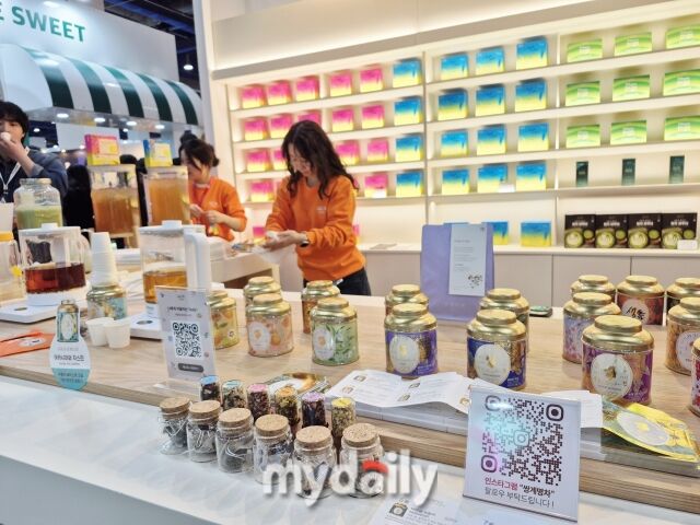 쌍계명차가 창립 50주년을 맞아 인기 제품과 신제품을 한자리에서 전시하고 있다. /방금숙 기자