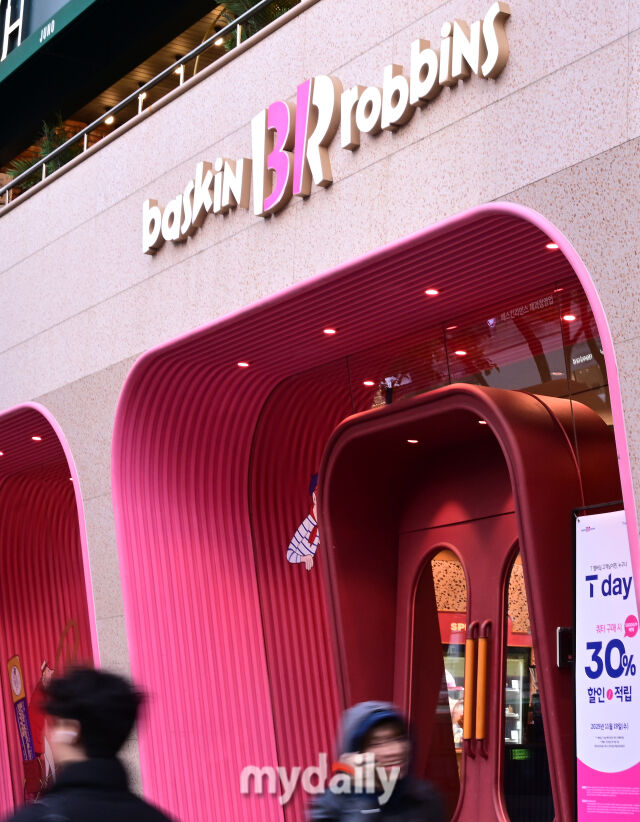 19일 오후 배달 전용 가격제를 도입한 배스킨라빈스 앞 매장을 시민들이 지나고 있다.